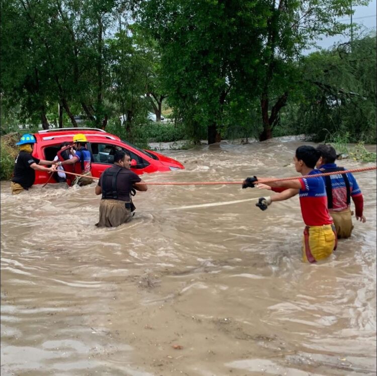 Ante la intensa lluvia, responden bomberos de Victoria a  la población