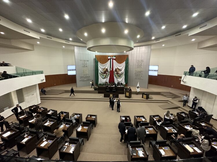 Aprueba Congreso regular uso de teléfonos inteligentes en escuelas básicas