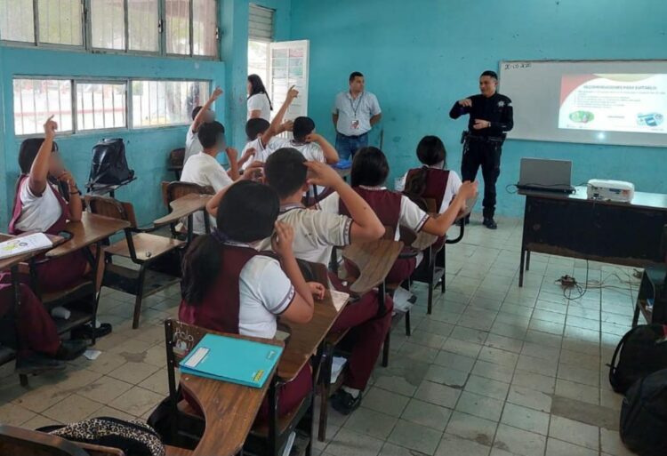 Imparte Guardia Estatal de Género taller para prevenir ciberbullying en secundaria de Nuevo Laredo