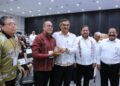 Refrenda Américo alianza con maestros; entrega 284 condecoraciones