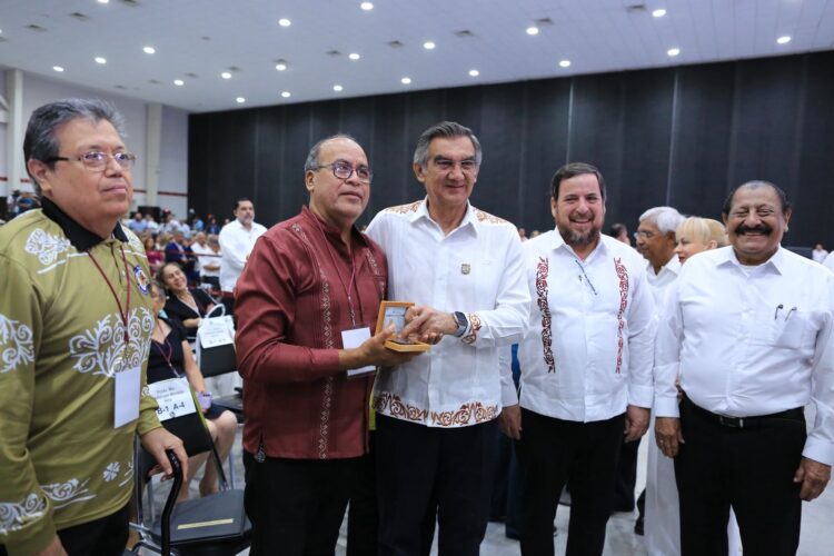 Refrenda Américo alianza con maestros; entrega 284 condecoraciones