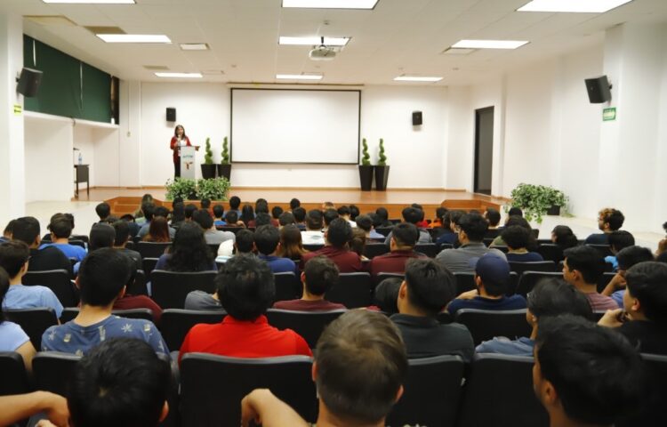 Comparte egresada de la UTTN experiencias de éxito con estudiantes de Mecatrónica