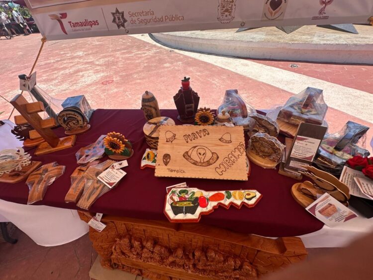 Instala CEDES Altamira punto de venta de artesanías en Playa Miramar