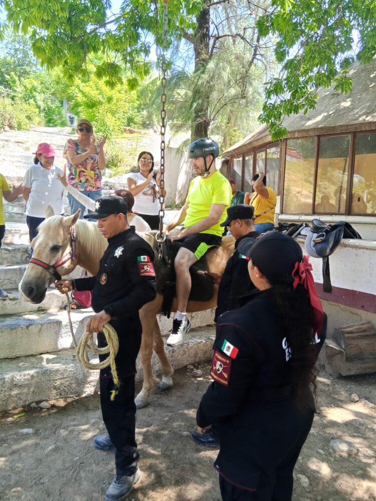 Apoya Agrupamiento Montado de la Guardia Estatal con equinoterapia a personas con discapacidad