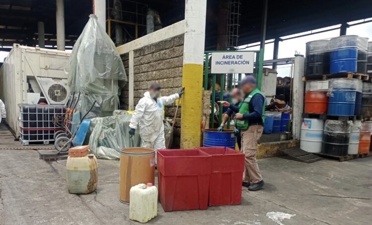 Destruye Fiscalía más de dos toneladas de sustancias y siete mil litros de químicos