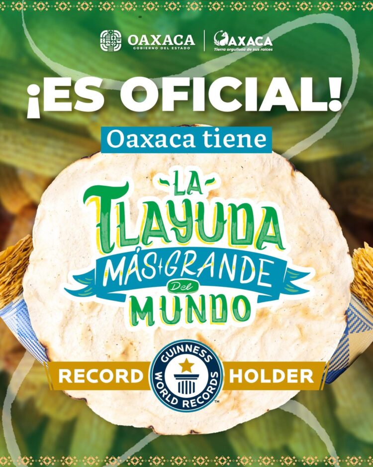 En el marco de la Guelaguetza, más de 120 mujeres de San Antonio de la Cal elaboraron La Tlayuda más Grande del Mundo con una línea de 1 mil 200 tlayudas y 350 metros