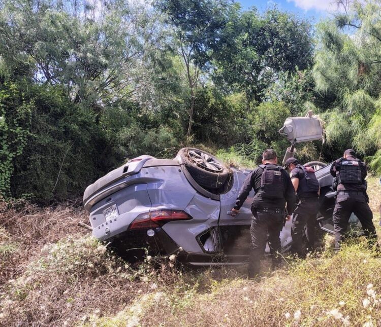 Guardia Estatal asiste a mujer lesionada en accidente vehicular