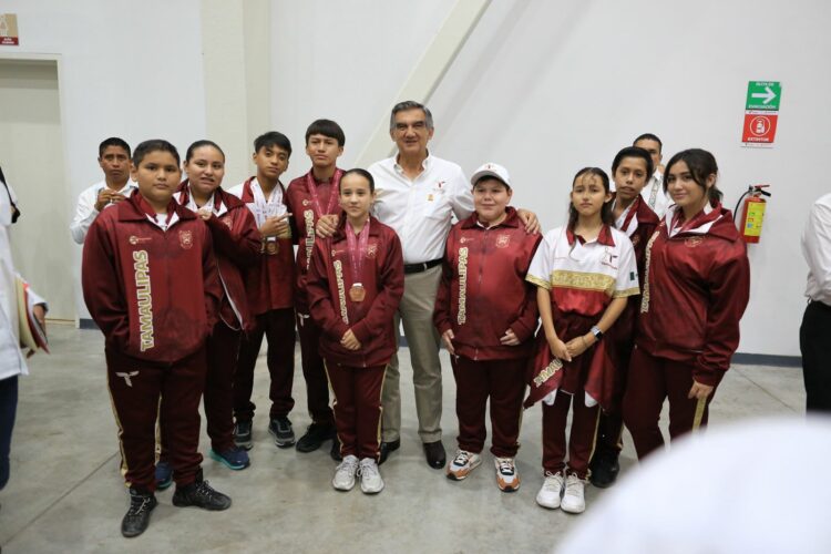 Reconoce Américo Villarreal a deportistas y jóvenes tamaulipecos