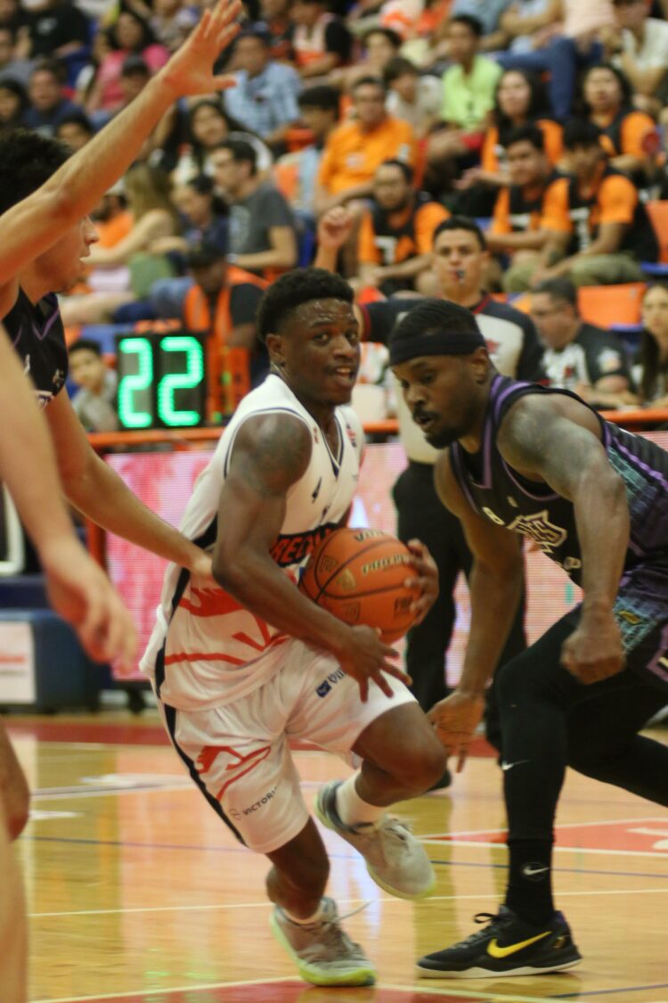 Correcaminos cae ante Halcones