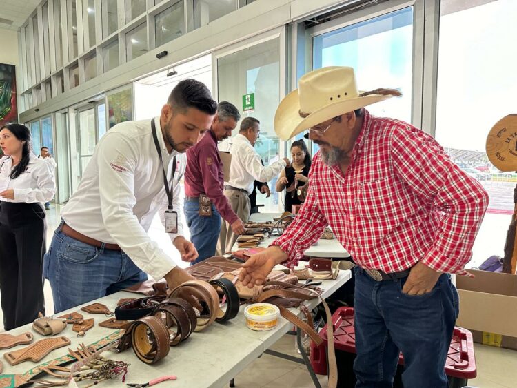 Exhiben artesanos rurales su talento en la Torre Bicentenario