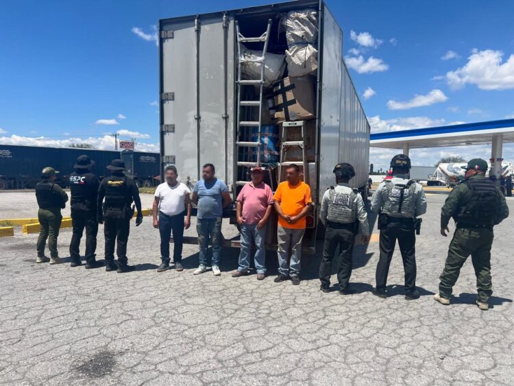 Aseguran a 4 con 20 toneladas de pacas de ropa