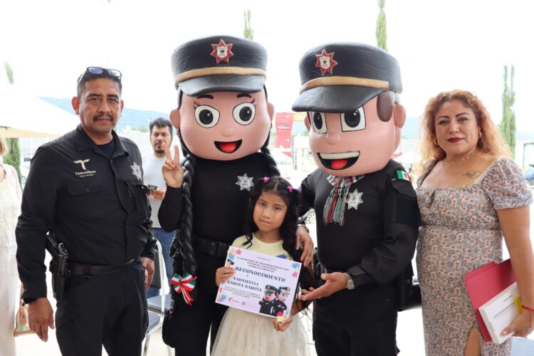 Entrega Guardia Estatal de Género reconocimiento a ganadoras del concurso para nombrar a botargas