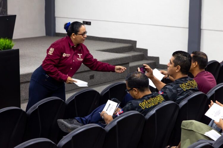 Cumple comunidad deportiva con capacitación en zona centro