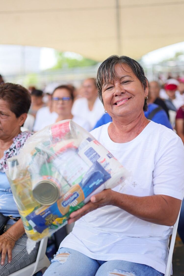 Cumple el gobernador Américo Villarreal Anaya con despicadoras de Tampico