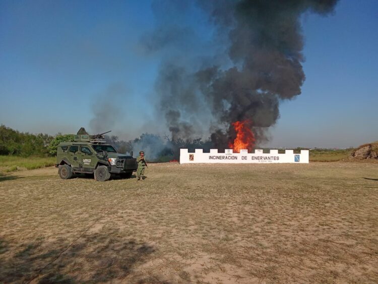 Incinera Ejército narcóticos y cigarros