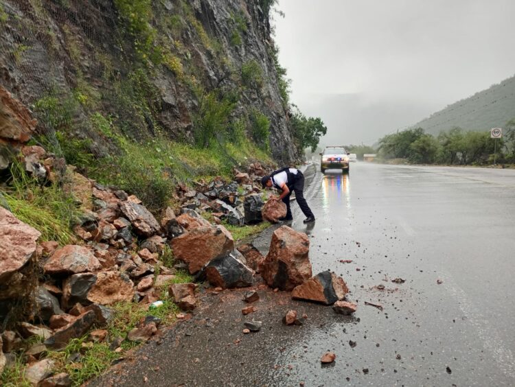 Alerta Tránsito Estatal a la población respecto a derrumbes y deslaves en carreteras por lluvias