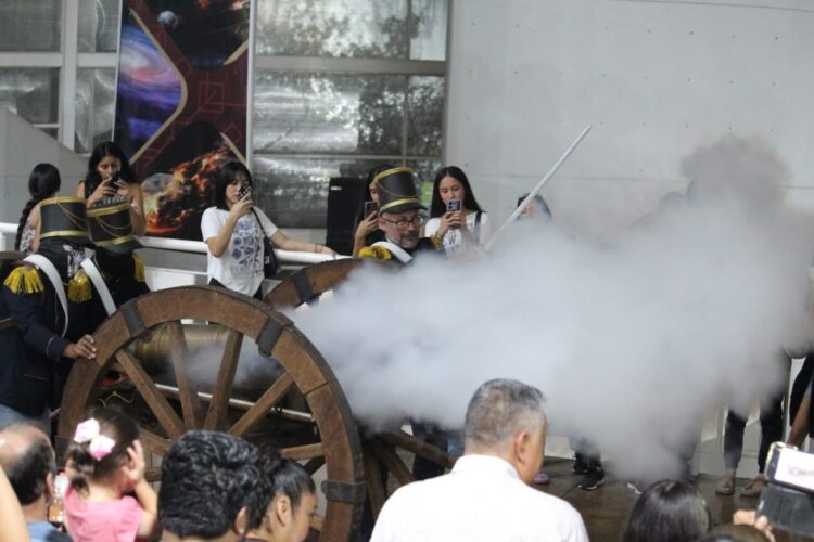 Disfrutan familias “Una Noche en el Museo”