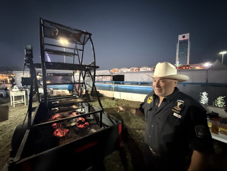 Innovación de Cheko en asado del cabrito  con rueda de la fortuna