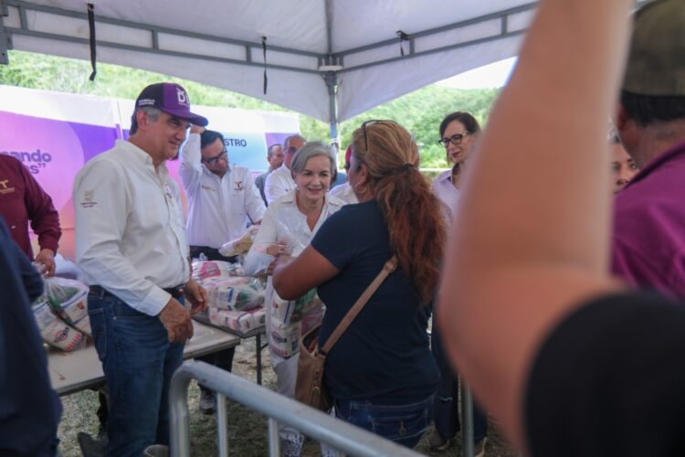 Llevan Américo y María la brigada Transformando Familias hasta el municipio de San Nicolás