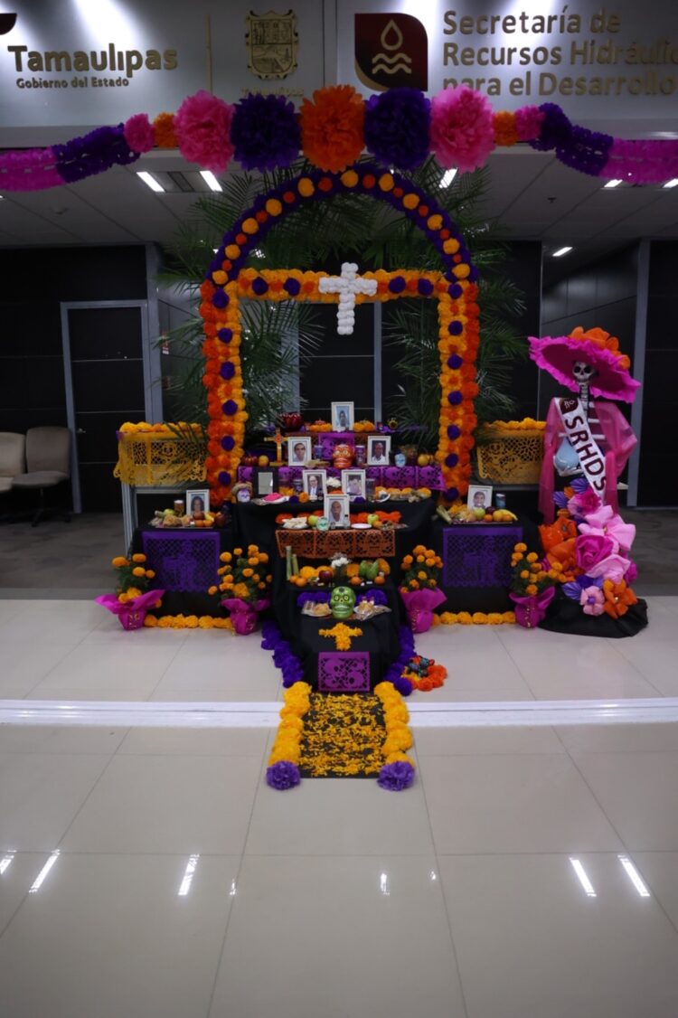 Celebra Secretaría de Administración las tradiciones mexicanas con concurso de altares, catrinas, catrines y calaveritas