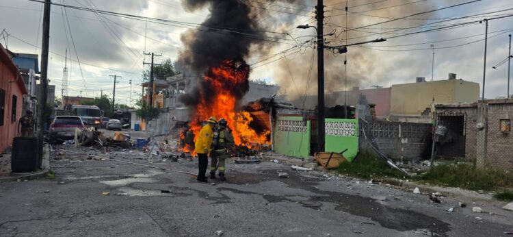Evacuan a 700 estudiantes por explosión registrada en casa-habitación