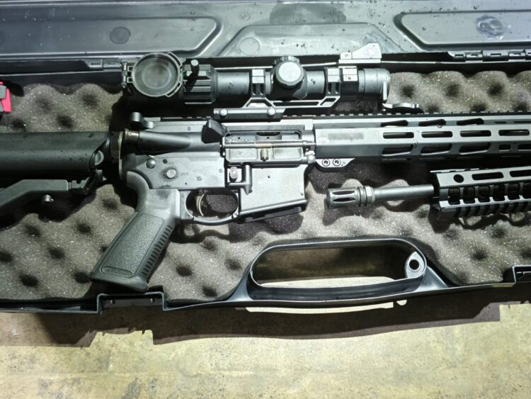 Detienes a tres estadounidenses armados