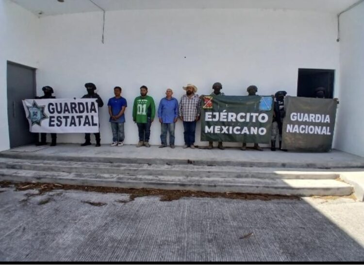 Liberan a cuatro, aseguran explosivos y armas en Mier