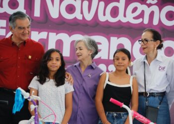 Apapachan Américo y María a las familias de Higuerillas con la Brigada Navideña Transformando Familias