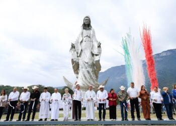 Entregan Américo y María escultura monumental de la Virgen de la Misericordia en El Chorrito