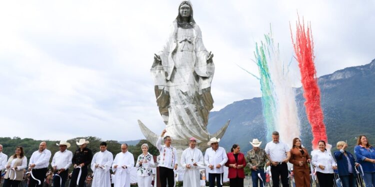Entregan Américo y María escultura monumental de la Virgen de la Misericordia en El Chorrito