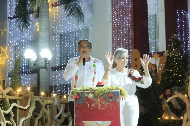 Encabezan Américo y María desfile navideño y el tradicional encendido del pino
