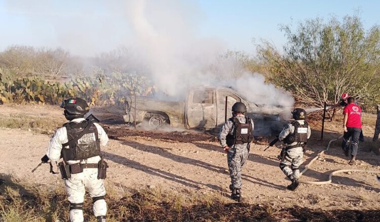 Aseguran armas y vehículo con blindaje artesanal