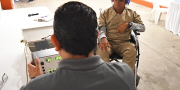 Adultos mayores del CEDES Victoria reciben atención audiológica por parte del DIF Tamaulipas