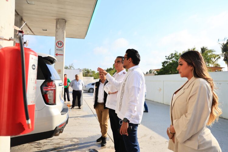Supervisa Américo Villarreal operaciones y despacho de la Gasolinera del Pueblo