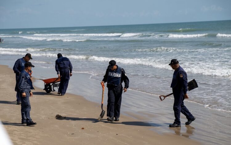 Un buque y dos chapopoteras, la causa de hidrocarburos en Veracruz y Tabasco: GI
