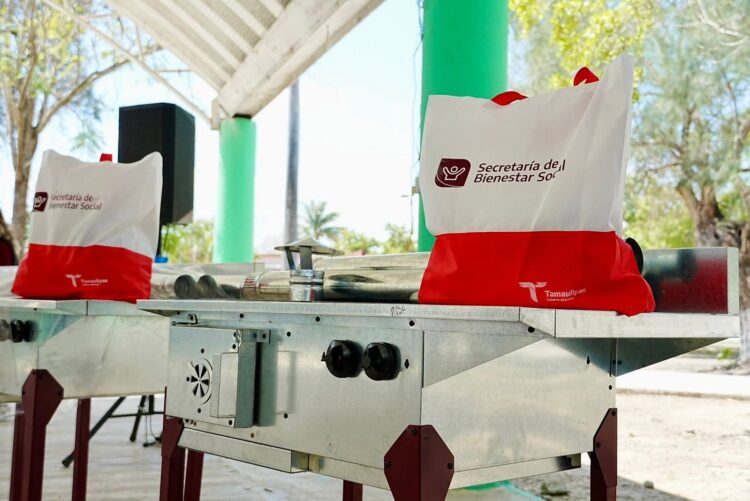 Entrega SEBIEN estufas y tinacos en Xicoténcatl