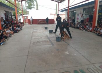 Acerca Guardia Estatal a “Max”, perro especializado, a comunidad escolar