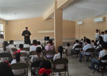 *Reciben estudiantes, madres de familia y docentes orientación en ciberseguridad