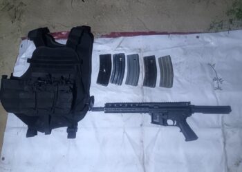 Aseguran vehículo con arma larga y equipo táctico