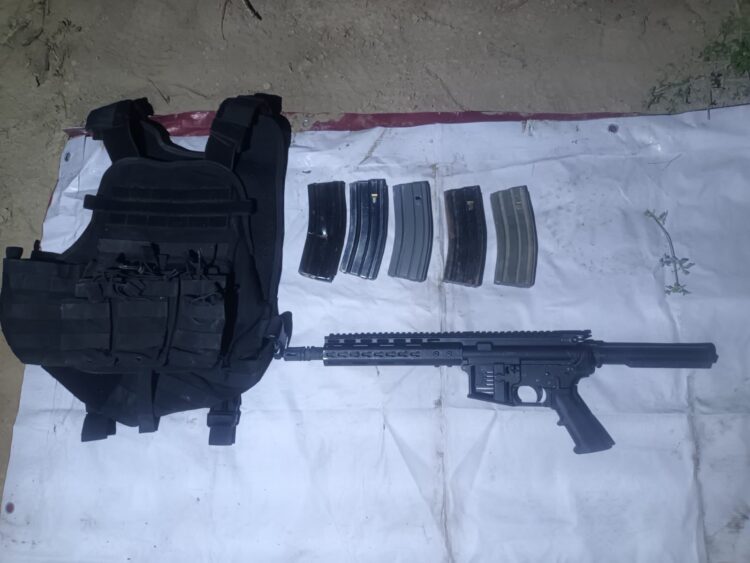 Aseguran vehículo con arma larga y equipo táctico