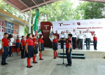 Entrega gobernador obras por 4 mdp además de mobiliario escolar