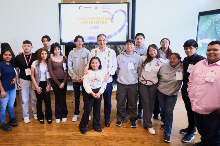 Dialogan Américo y María de Villarreal con habitantes de los polígonos de atención de Lazos del Bienestar