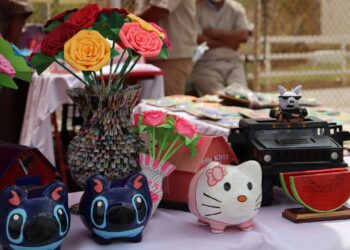 Ofertan internas e internos productos artesanales y servicios a quienes visitan la cárcel