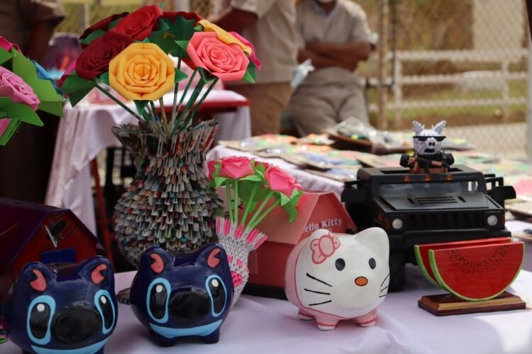 Ofertan internas e internos productos artesanales y servicios a quienes visitan la cárcel