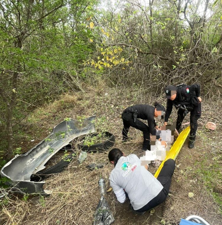 Cinco lesionados en volcadura en la Carretera Federal 101