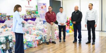 Entrega secretario general de Gobierno donativos de la colecta DIFTON 2026 en vísperas del Día de la Niña y el Niño
