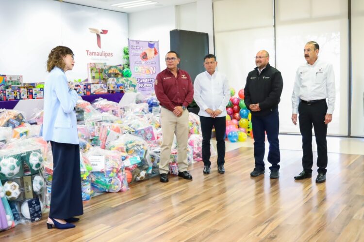 Entrega secretario general de Gobierno donativos de la colecta DIFTON 2026 en vísperas del Día de la Niña y el Niño
