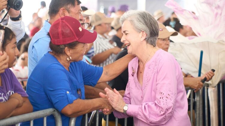 Celebran Américo y María a las madres y llevan brigada de servicios a Abasolo