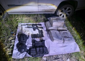 Aseguran vehículo con reporte de robo y armamento en Nuevo Laredo