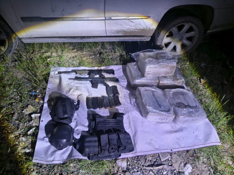Aseguran vehículo con reporte de robo y armamento en Nuevo Laredo
